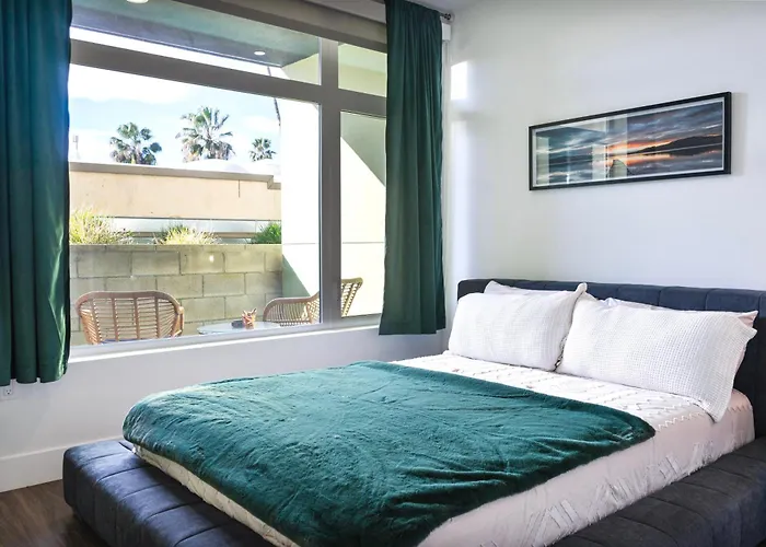Bright & Stylish 1-Bedroom, Walk To Netflix, Perfect For Long Stays Free Parking