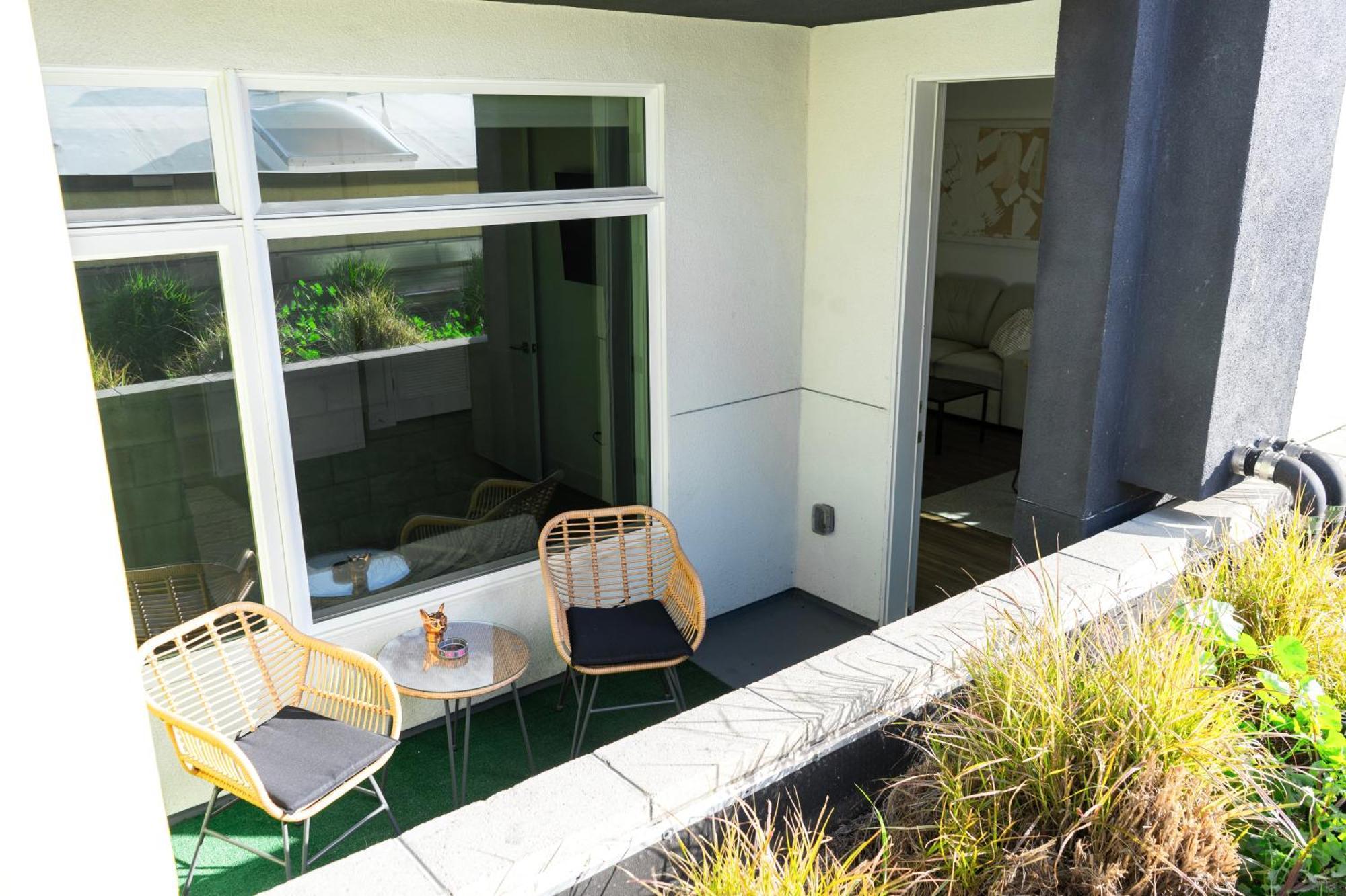 Bright & Stylish 1-bedroom, Walk To Netflix, Perfect For Long Free Parking *